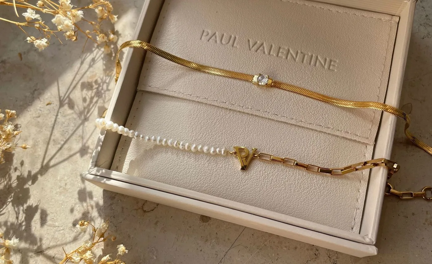 Geöffnete Paul Valentine Schmuckschatulle mit Kette