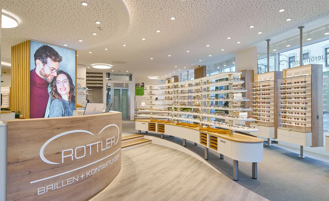 Rottler Filiale mit warmen Holzelementen und Brillen-Vitrine