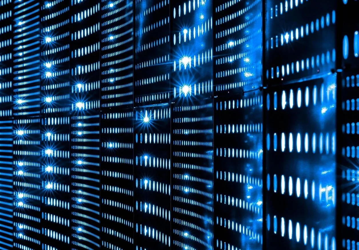 Serverraum mit leuchtenden Serverracks und blauen LED-Lichtern von manitu