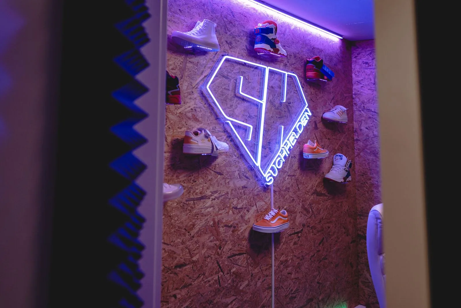 SH-Neonlogo an der Kletterwand im Suchhelden-Büro in Osnabrück