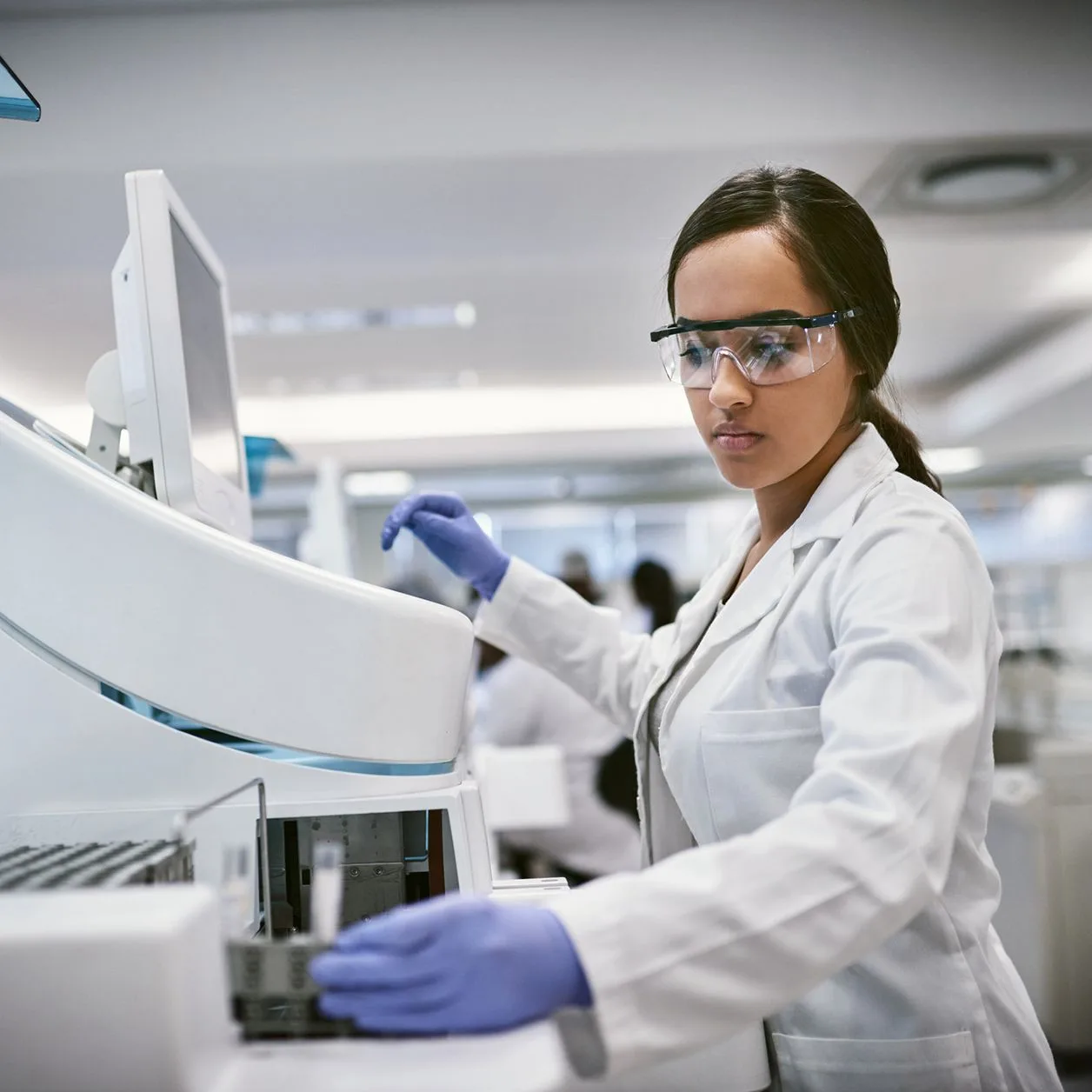 Wissenschaftlerin in Laborkleidung bei Fraunhofer Forschung