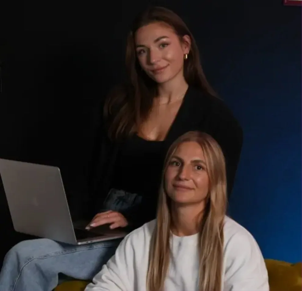 Zwei Mitarbeiterinnen aus dem Social-Media-Team mit Laptop